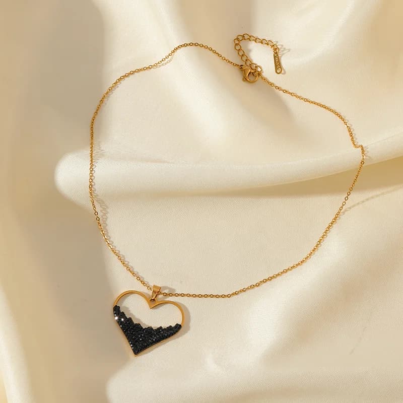 Juodas blizgantis širdies pakabukas su vėrine