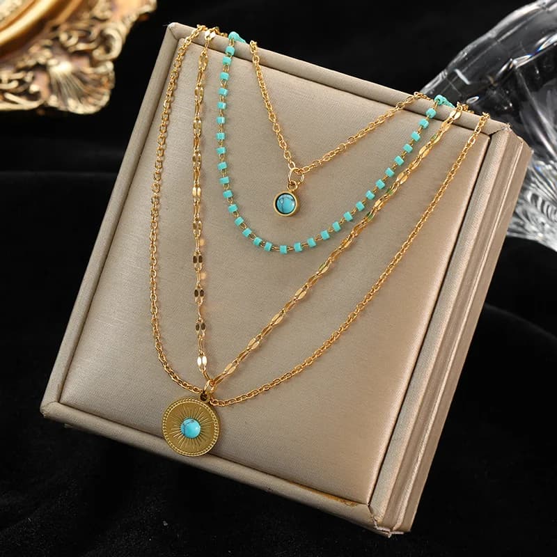 Daugiasluoksnė žaliųjų akmenų vėrinio-karolio grandinė